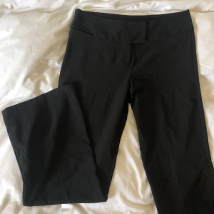 Low waisted flare kostymbyxor strl 40 - I bra skick med några tecken på användning, från retro märket Jorgen. Midjemått på 90cm, innerbenslängd på 80cm. Köparens står för frakt och Dma gärna vid frågor eller funderingar! 