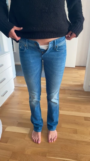 G star jeans - Skit snygga G star jeans som är oanvända. Säljer då de inte passade. Bilderna är på min kompis som är 173. Kom privat för fler funderingar☺️
