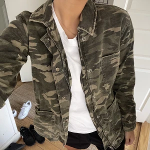 Militärjacka - Grön militärmönstad tygjacka. Bra skick, DM för fler bilder! 