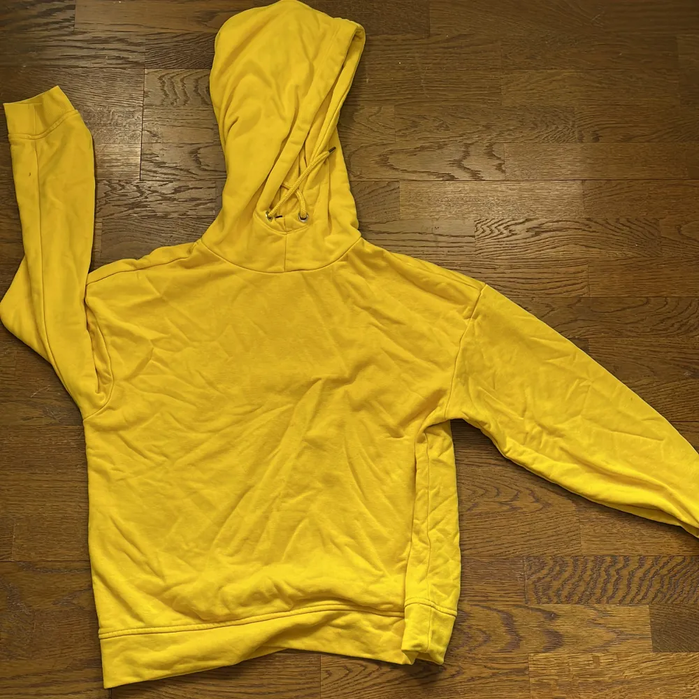 En basis gul hoodie från stadium, köpt för ca 2 år sen, säljs då gul inte är min färg! Använd fåtal gånger! 😃skriv för fler bilder . Hoodies.