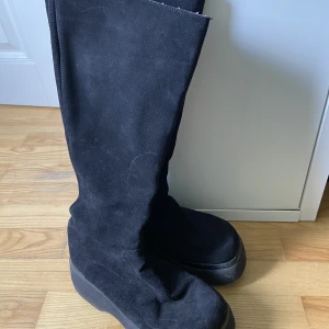 Boots  - Svarta superfina höga boots, köpta av en annan säljare men tyvärr passade inte.