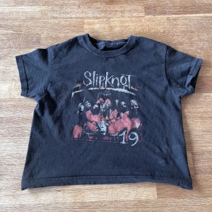 Slipknot Band T-shirt - Slipknot magtröja/baby-T i storlek S. Obs! Kort tröja!! Orginalpris ca 250kr