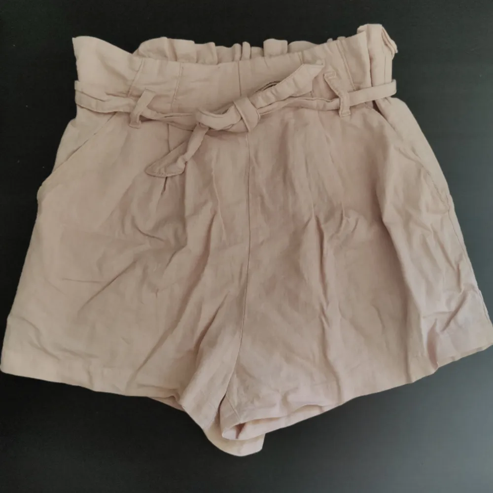 Supersöta rosa paperbag-shorts . Shorts.