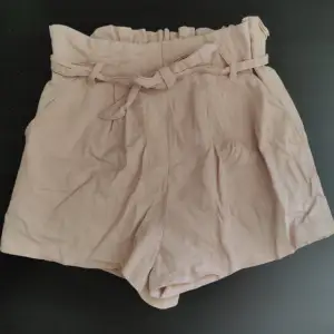 Supersöta rosa paperbag-shorts 