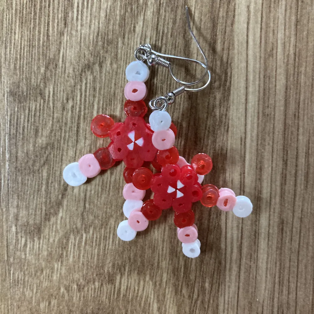 Jättefina örhänges som passar alla! ❤️ Vattentäta! ☺️ Nickelfria krokar! 🩵 Ca: 4,5cm högt & 4cm bred som längst! 🩷. Asusteet.
