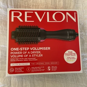 Revlon  - Säljer denna värmeborsten från Revlon. Oöppnad förpackning så helt oanvänd! Tar en sedan innan (se bild två) och fick en till, och behöver inte två så säljer den! Älskar den jag har, torkar och stylar håret samtidigt! Nypris 579kr säljer för 300kr🫶🏻 