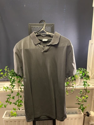 Filippa K - Filippa K piké nypris 900kr. storlek M jag är 185 cm x 70 kg och den sitter perfekt.