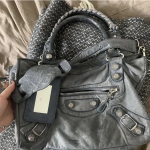 Balenciaga väska  - Säljer min super snygga Balenciaga väska då den inte kommer till någon användning längre. Köpt på NK för 8900kr men säljer för 4500kr hör av dig vid frågor💘