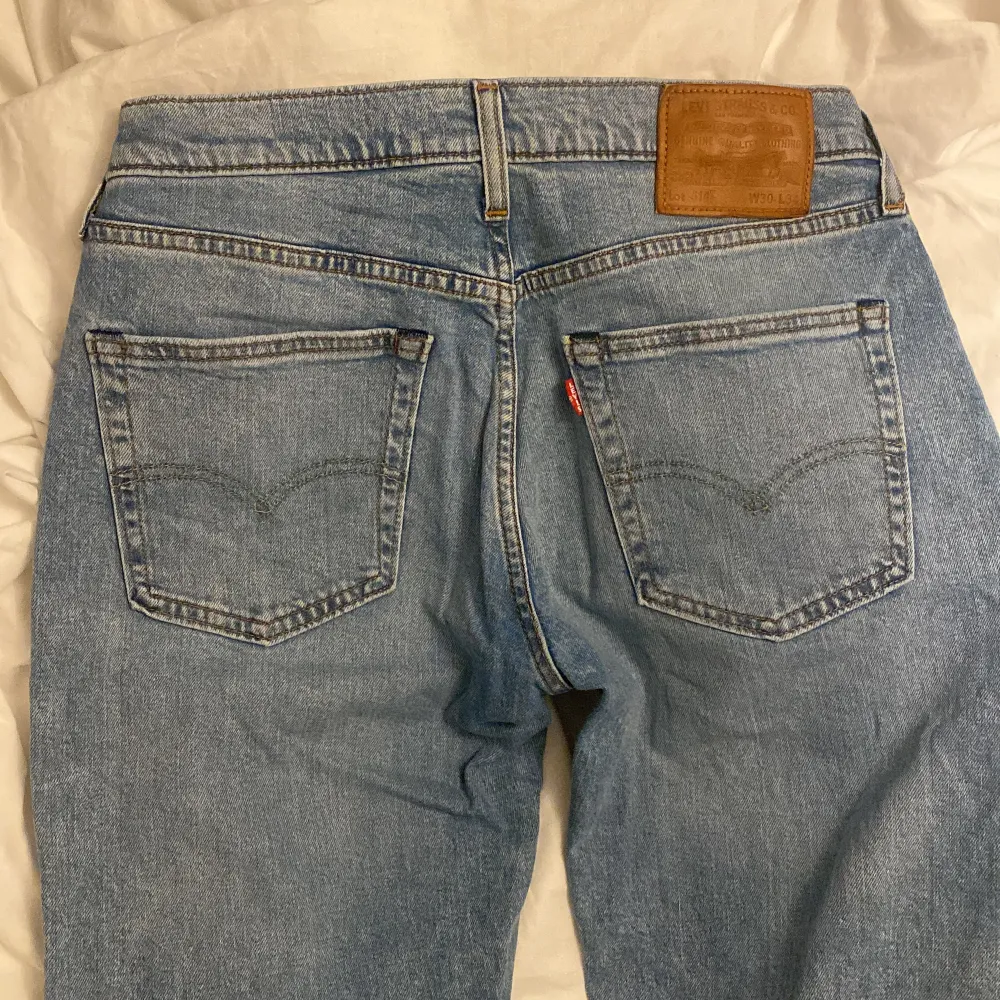 Säljer mina Levi’s jeans, modell 514, storlek W30 L34, i princip bara testade, aldrig använda. De är insydda i midjan, går enkelt att sprätta upp, jag kan skicka bild om det önskas. Modellen passar både killar och tjejer . Jeans & Byxor.