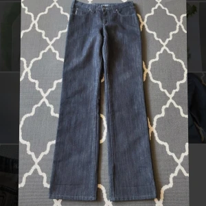 Lågmidjade vintage jeans - DÖsnygga vintage Armani jeans som tyvärr är för små för mig nu </3 😭skulle säga att dessa är storlek 34, i väldigt bra skick, skriv för fler bilder osv. Färgen är lite mörkblåare än vad kameran fångar 🫶🫶