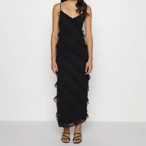 Svart volangklänning - Säljer denna populära och slutsålda klänningen från Gina men köpt på zalando. Säljer då jag köpte flera storlekar, passar XS/34