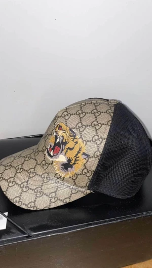 Gucci keps - Säljer en äkta Gucci keps storlek 10 använd ett par gånger då den är fortfarande i fantastisk skick. Priset kan sänkas vid snabb affär 