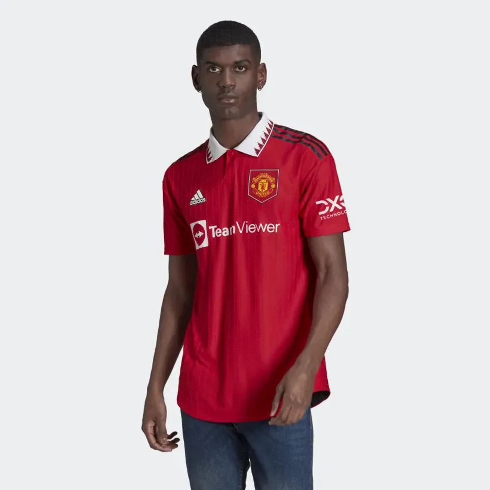 Säljer min oanvända Manchester United tröja med lappen kvar pga fel storlek. Köptes in för 1100kr. Säljer för 800kr, pris kan diskuteras vid snabb affär😊. T-shirts.