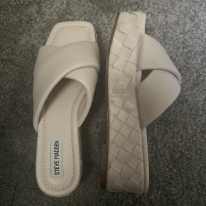 Sandaler Steve Madden - Beiga sandaler med platå från Steve Madden. Aldrig använda. 