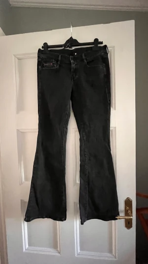 Svarta Diesel D-Ebby  - Populär modell från Diesel. Sparsamt använda D-ebbey från Diesel.  Strl 29/30 Regular fit.  Bootcut leg.    Köparen står för frakten. 