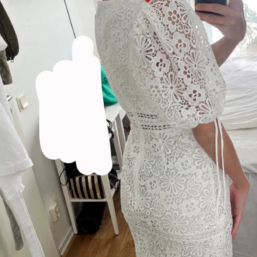 Säljer denna superfina vita miniklänning då jag råkade beställa 2 stycken och missade retur-datumet😁Så den är aldrig använd, endast testad hemma. Den slutar mitt på låret på mig som är ca 169cm. Nytt pris: 1069kr, mitt pris: 850kr men kan diskuteras:). Mekot.