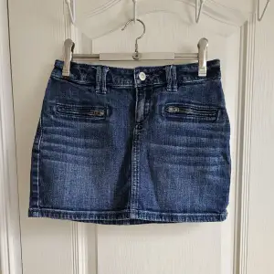 Supersnygg jeanskjol från Hollister. Storlek W23