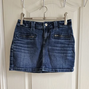 Jeanskjol  - Supersnygg jeanskjol från Hollister. Storlek W23
