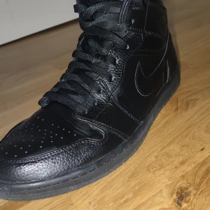 Jordan 1 - Jordan 1 svarta, använda bara 2 gånger, så billigt det går p.g.a pengarbehov. Box ingår, passar alla från 43-45