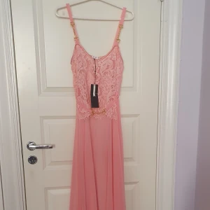 HELT NY Ida Sjöstedt klänning strl S - June dress Pink  - En helt oanvänd jättefin långklänning från Ida Sjöstedt med gulddetaljer. Perfekt till bal eller bröllop i sommar!🌸 Storlek: S Nypris: 1899 kr  Skriv gärna om du har några frågor🤗
