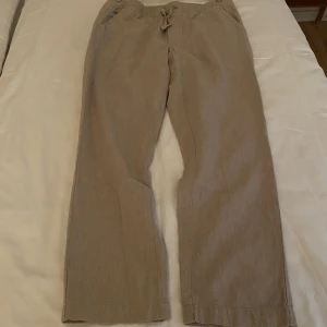 Oanvända Vida Linnebyxor från Cubus - Hej, säljer ett par sprillans linnebyxor från Cubus. Nypris va runt 600 tror jag. Ganska vid passform och perfekt inför varmare väder. Beige och ”klassisk” linnebyxor färg. Storlek M och passar en längd från ca 165-178 cm. Hör av dig!