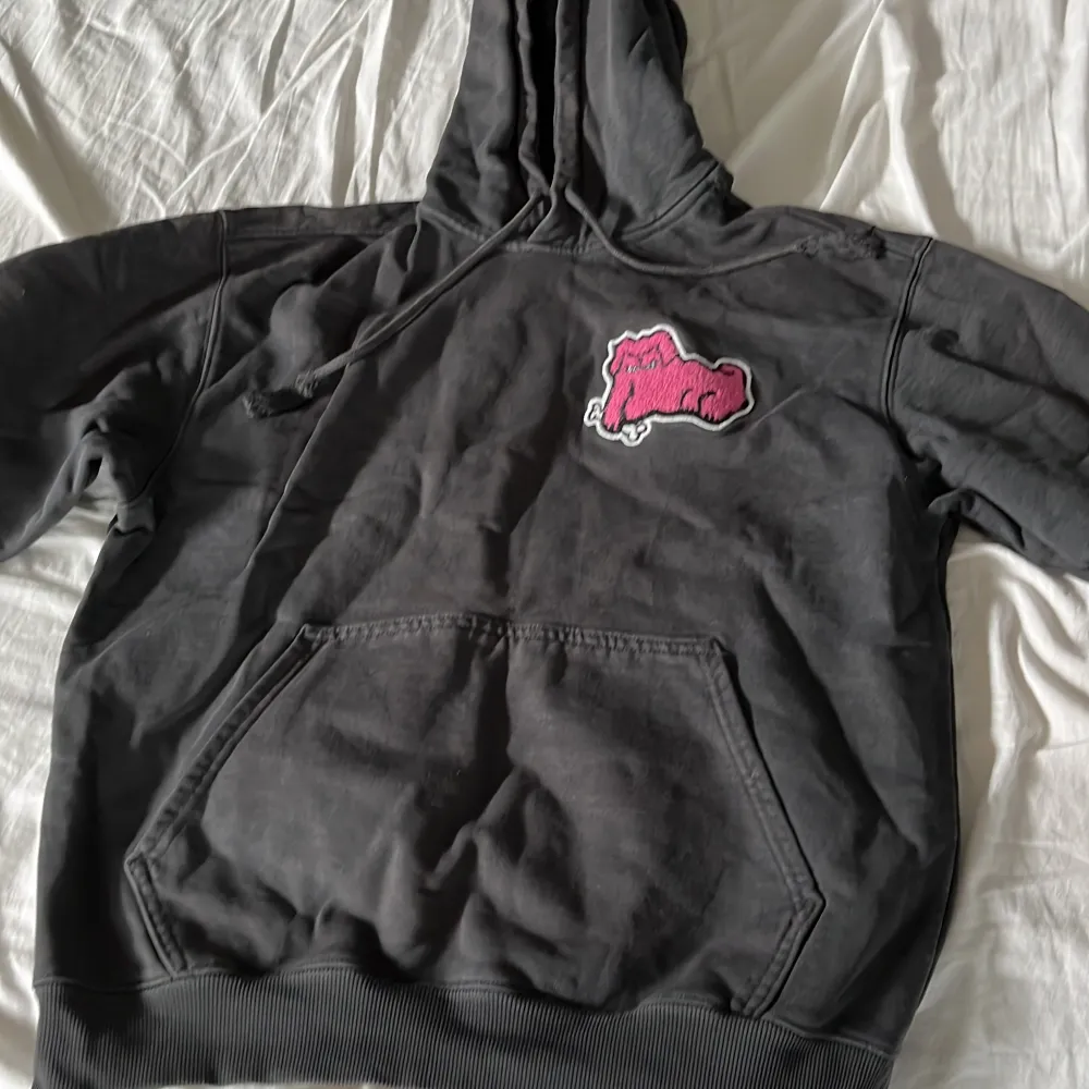 Nu säljer jag min weekday hoodie använd några gånger men fortfarande bra skick storleken är xs men är small i storleken . Hoodies.