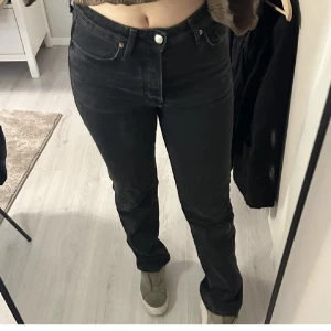 Jeans - Låga/mid waist jeans så snygga i washed black färg. Från hm. Långa passar även 170+ topp skick!