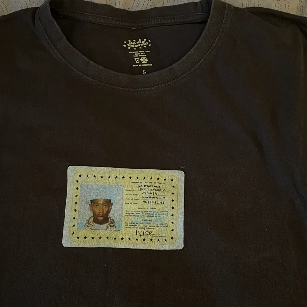 brun Tyler the creator tröja köpt på hans konsert i Juni 2022, har knappt haft på mog den då jag önskar jag köpte storre störlek, säljer den därför vidare. Dm för bättre bilder!!:) (pris kan diskuteras💥). T-shirts.