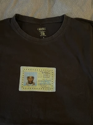 Tyler The Creator t shirt - brun Tyler the creator tröja köpt på hans konsert i Juni 2022, har knappt haft på mog den då jag önskar jag köpte storre störlek, säljer den därför vidare. Dm för bättre bilder!!:) (pris kan diskuteras💥)