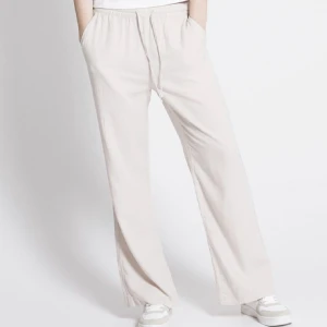 Linnebyxor  - Säljer dessa slutsålda beiga oanvända linnebyxor från lager 157 i stl M. Jättefina nu till sommaren, säljer då jag redan har ett liknande par. 