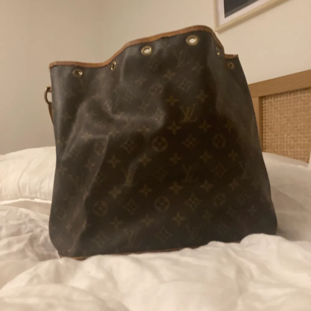 Riktig Louis Vuitton väska köpt från vintage har inte kvittot kvar men den är riktig bandet finns inte kvar på väskan den är lite sliten.👍. Accessoarer.
