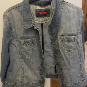 Jeansjacka  - Superfin jeansjacka som är nästintill oanvänd. Säljer pågrund av att den inte passade.💗💕