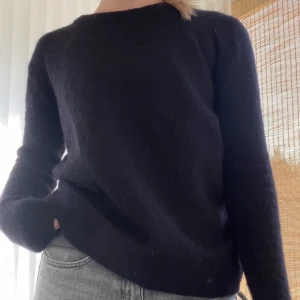 Svart mohair tröja - Svart stickad tröja i mohair blandning från bikbok med rak passform, sparsamt använd. Säljs pga har flera liknande❤️