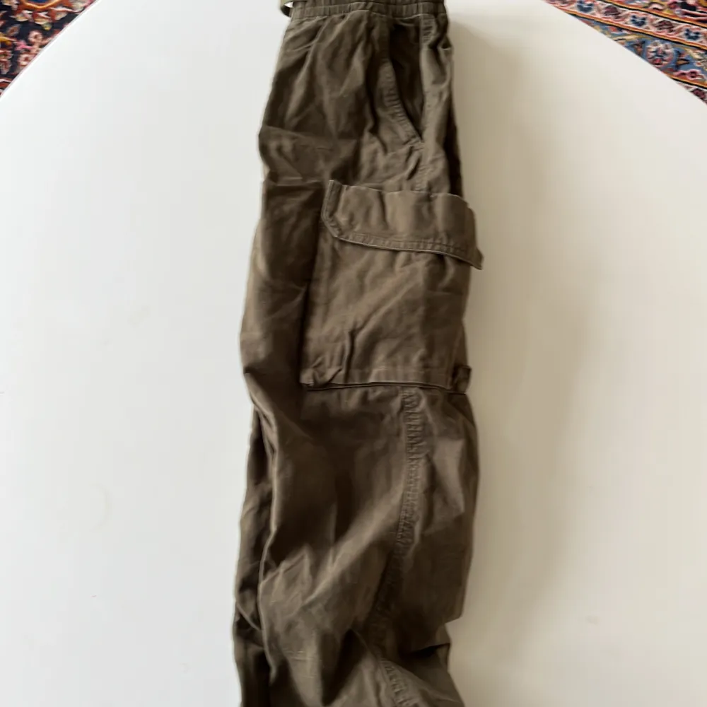 Ett par Molo cargos i storlek 158 cm. Köpt för ca 600 kr och säljer pga ingen användning . Jeans & Byxor.