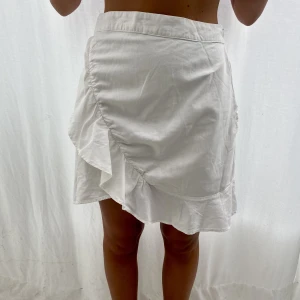 Kjol - Super söt kjol från Bikbok, perfekt nu till sommaren😍🤍🤍