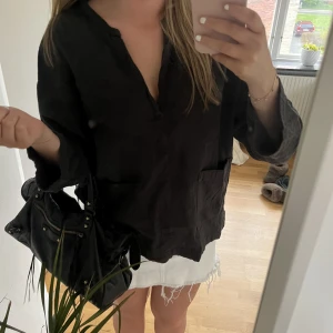 Blus från Zara - Så snygg blus från Zara i linnematerial. Använd fåtal gånger. Svart/mörkgrå.