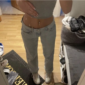 Low waist jeans - Säljer dessa low waist straight jeans i storlek 36, från ginatricot, nypris 500, frakt ingår ej🌸