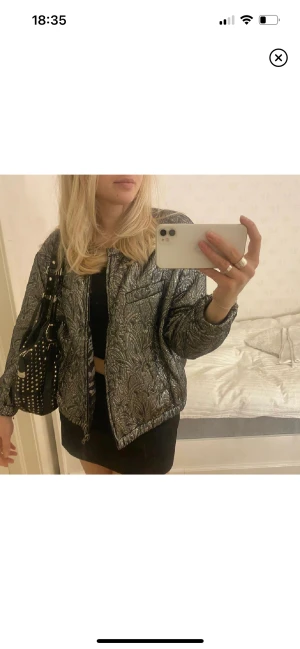 Isabel marant bomberjacka - SÄNKER PRIS VID SNABB AFFÄR!! Världens snyggaste bomberjacka från Isabel marant x HM. Så fint skick. Nypris 1500kr. Storlek 40 men passar även 36 och 38!