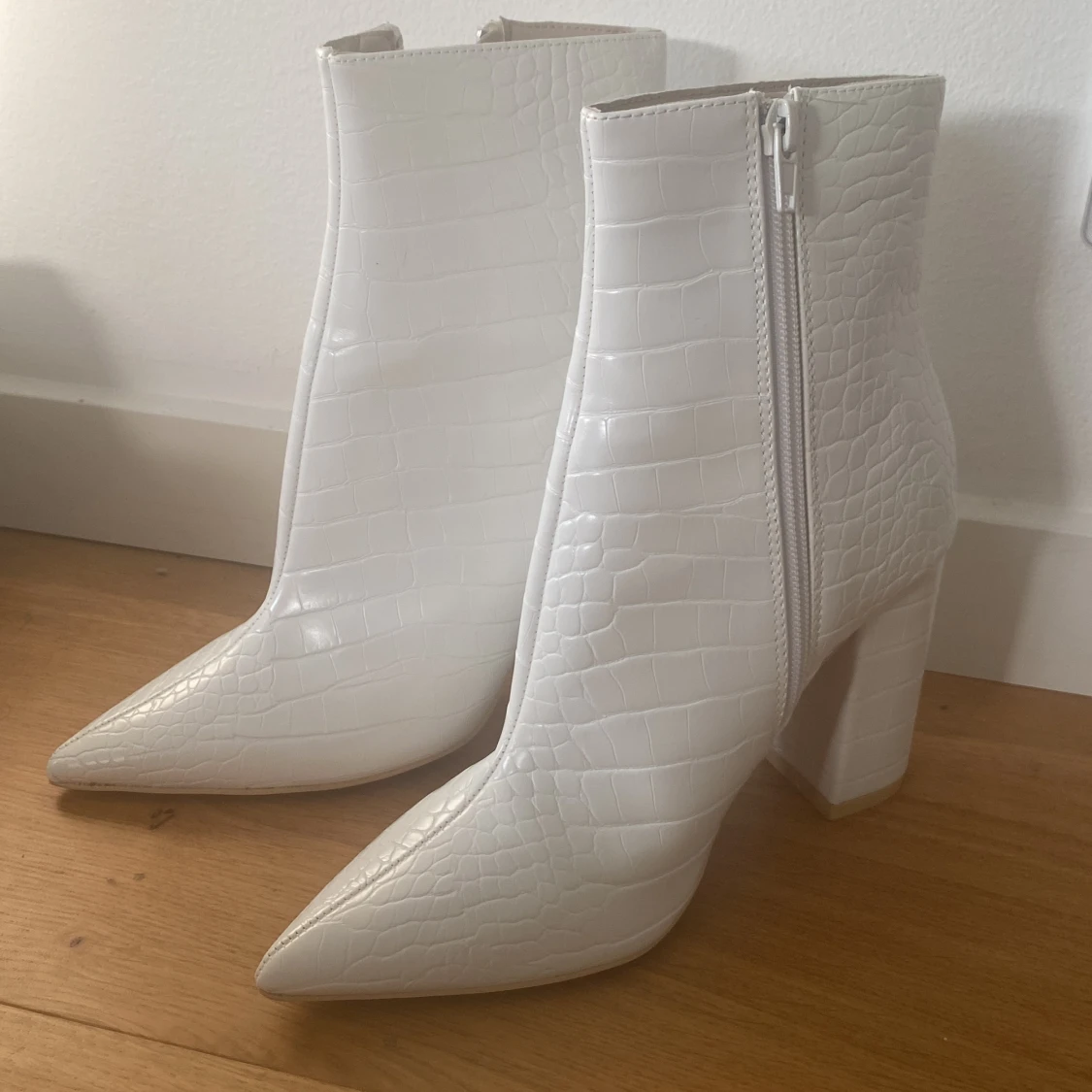 Vita högklackade skor 