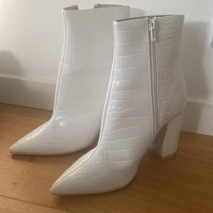 Vita högklackade skor  - Vita högklackat skor med lite orm mönster storlek 36 ny skick