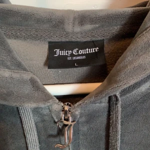 juicy couture - Inte så mycket använd och använd sparsamt. Katt och hund finns i hemmet.