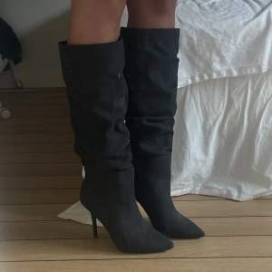 Svarta boots med klack som går under knäna, helt oanvända