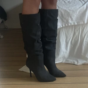 Boots med klack strl 39 - Svarta boots med klack som går under knäna, helt oanvända