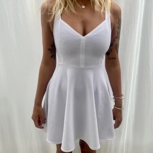 Klänning - Super söt klänning från Nelly, köpt för flera år sedan. Perfekt till studenten🤍