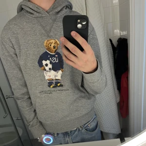 Ralph Lauren Hoodie - Säljer min fina Ralph lauren hoodie som jag inte använder längre, den är storlek M men passar S. Köptes nyligen och är därmed i nyskick.💯Nypris 1500kr