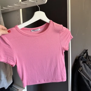 Zara t-shirt - Knappt använd, strl s. Ribbad 