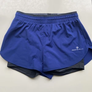 Löparshorts - 2i1 löparshorts från Ronhill. Endast använda en gång då de inte kommit till användning.