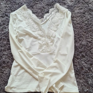 Ny vit topp - Aldrig använd topp med spets  .