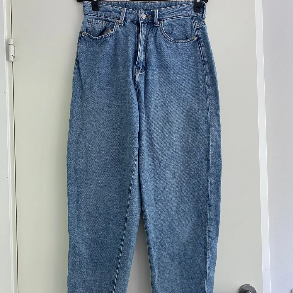 Blå mom jeans från H&M. I gott skick men tyvärr lite för korta för mig i benen.. Jeans & Byxor.