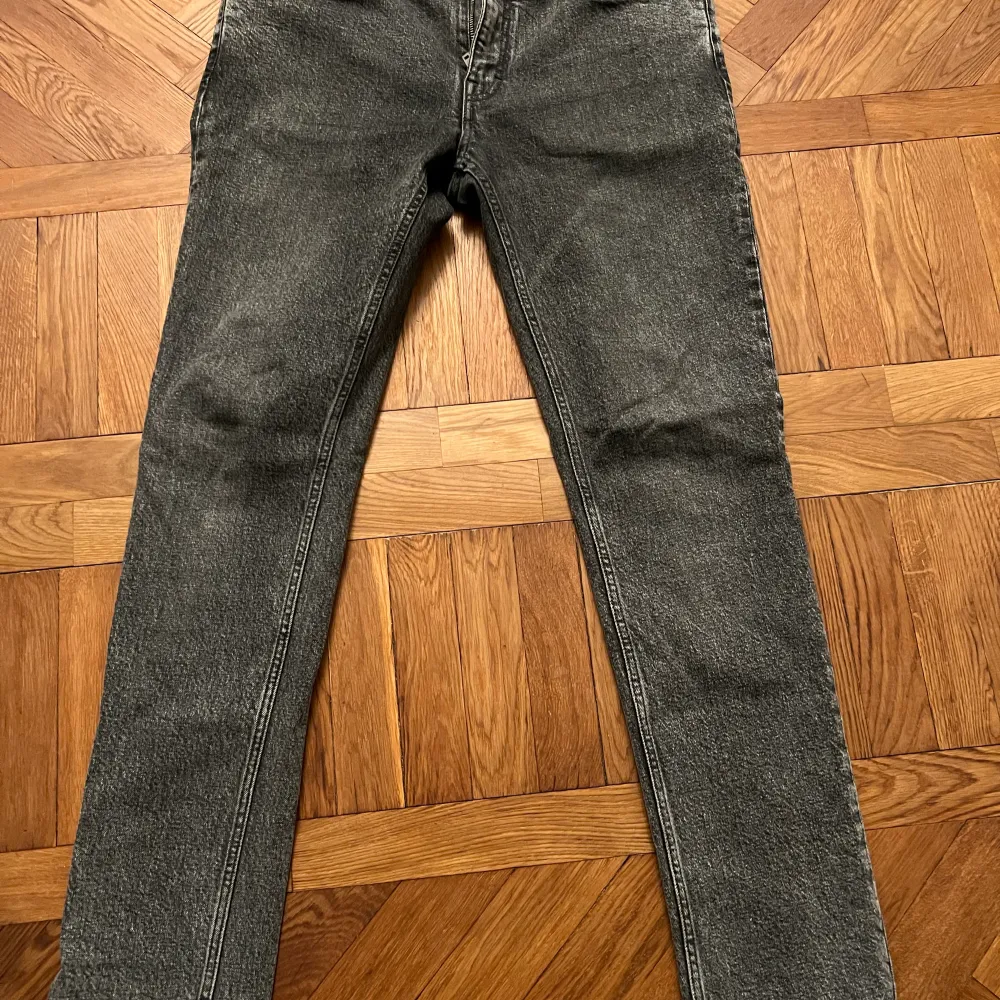 Nya Acne Studios jeans Storlek 34/32 men slim modell! Passar även 33-32 i midja Nypris 2900:- Finns på Skanstull elr posten . Jeans & Byxor.